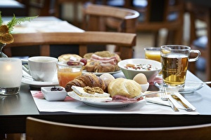 Amrâth Hotel Lapershoek Arenapark Restaurant Vivaldi Frühstück. Mit Brötchen, Aufschnitt, Kaffee, Tee, Säften und Joghurt.