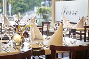 Restaurant Vivaldi, der Tisch ist mit weißen Tischdecken und weißen Servietten gedeckt.